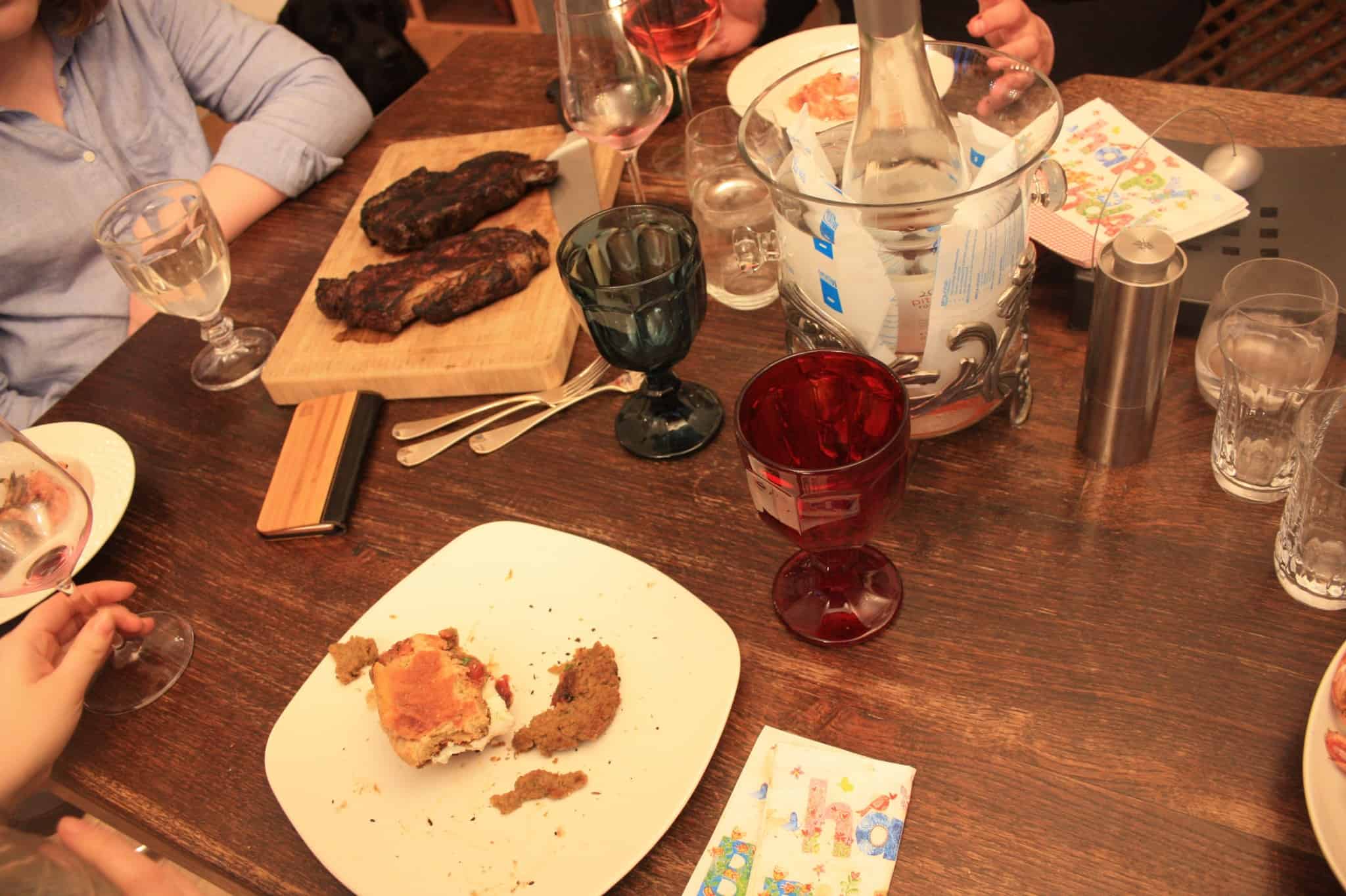 family dinner - Das Geburtstagsfeierosteressen_steak_burger